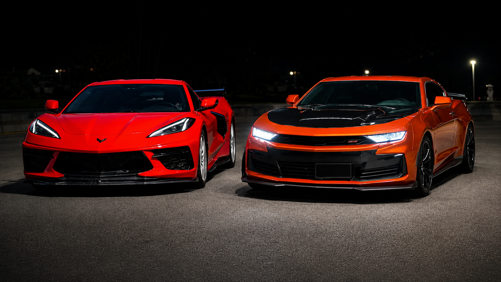 Camaro y Corvette rojos de noche